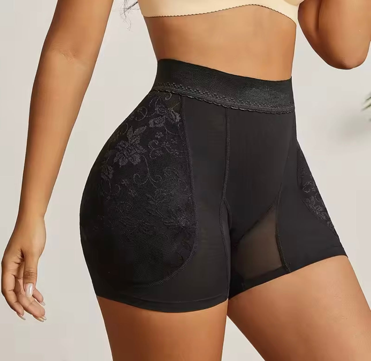SHORT CORTO RELLENO DE CADERAS