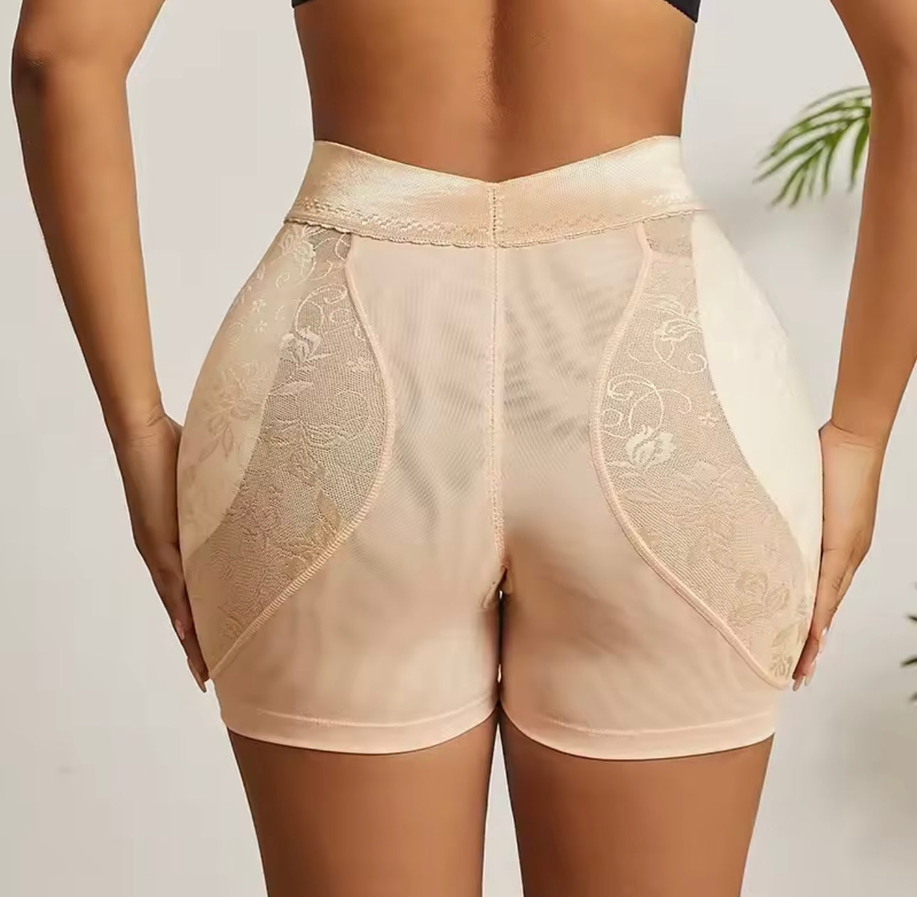 SHORT CORTO RELLENO DE CADERAS