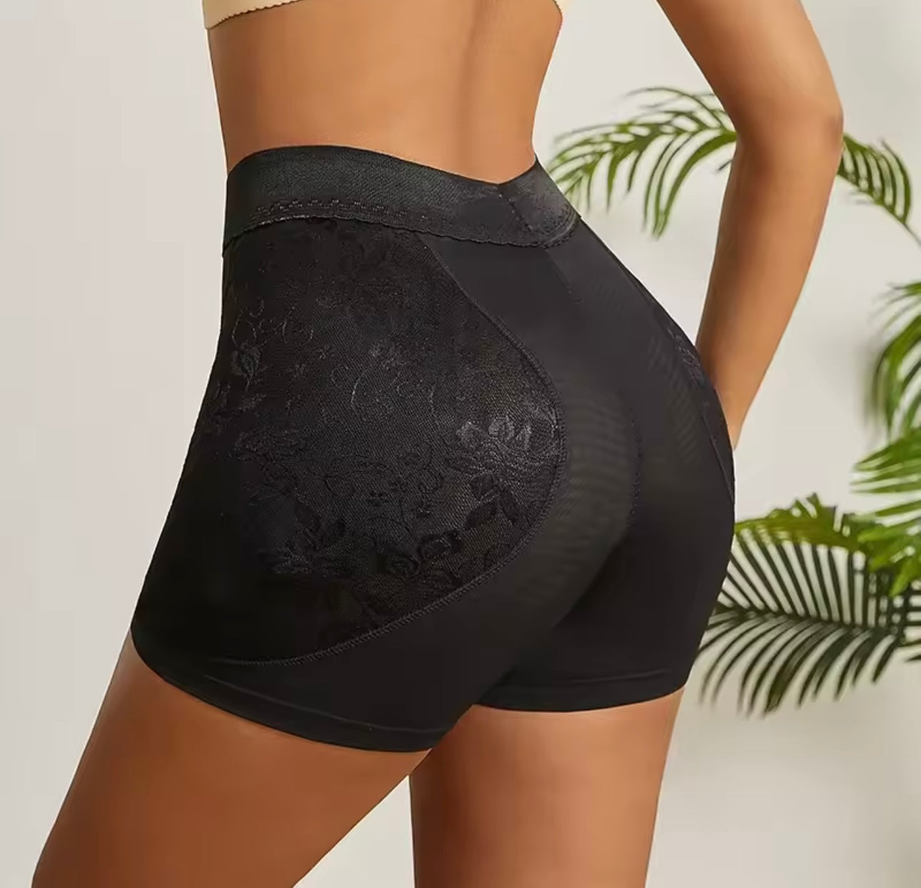 SHORT CORTO RELLENO DE CADERAS