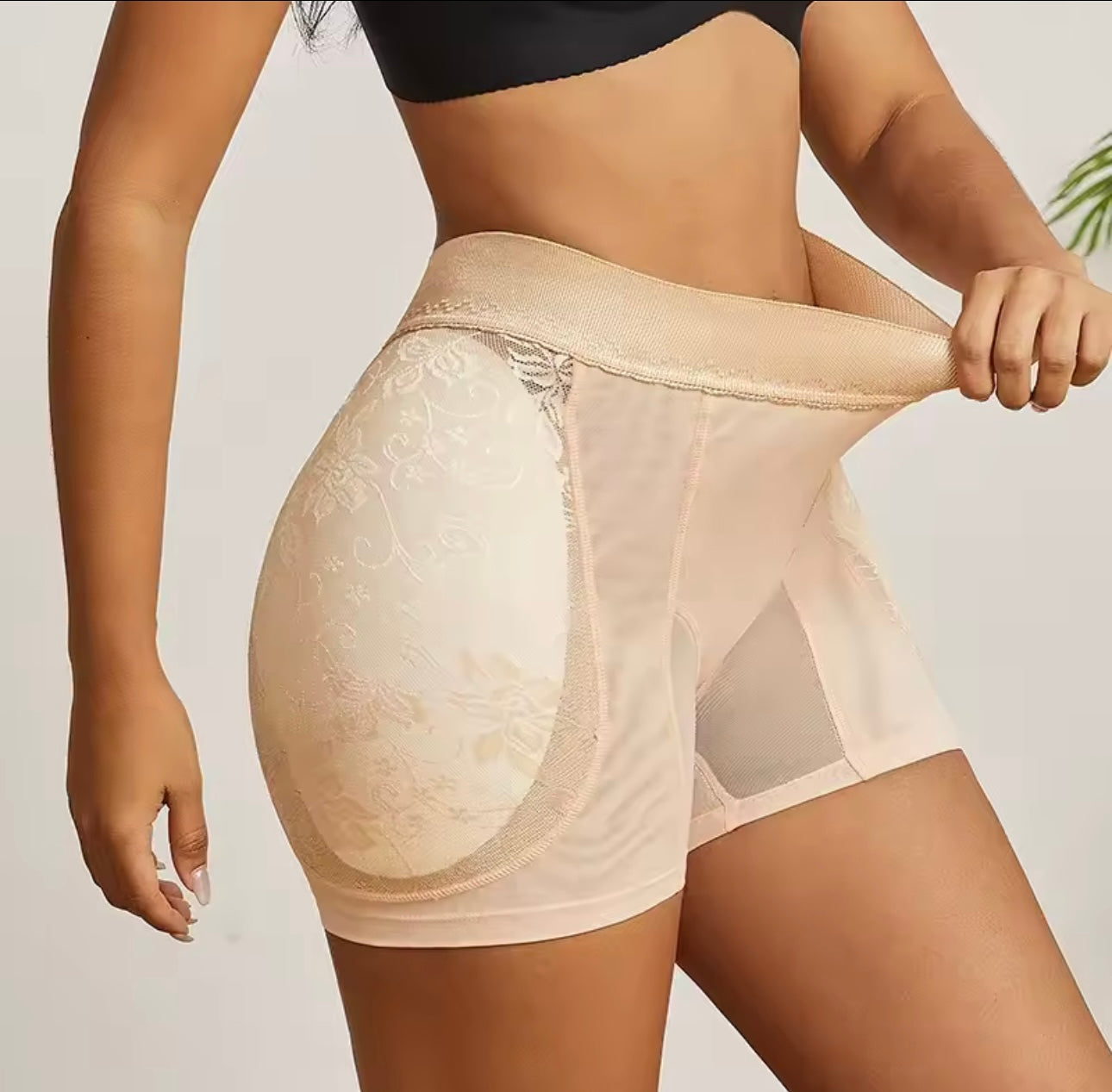 SHORT CORTO RELLENO DE CADERAS