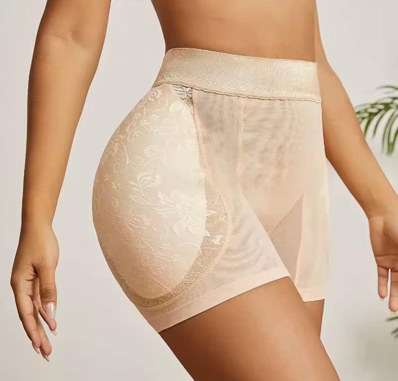 SHORT CORTO RELLENO DE CADERAS