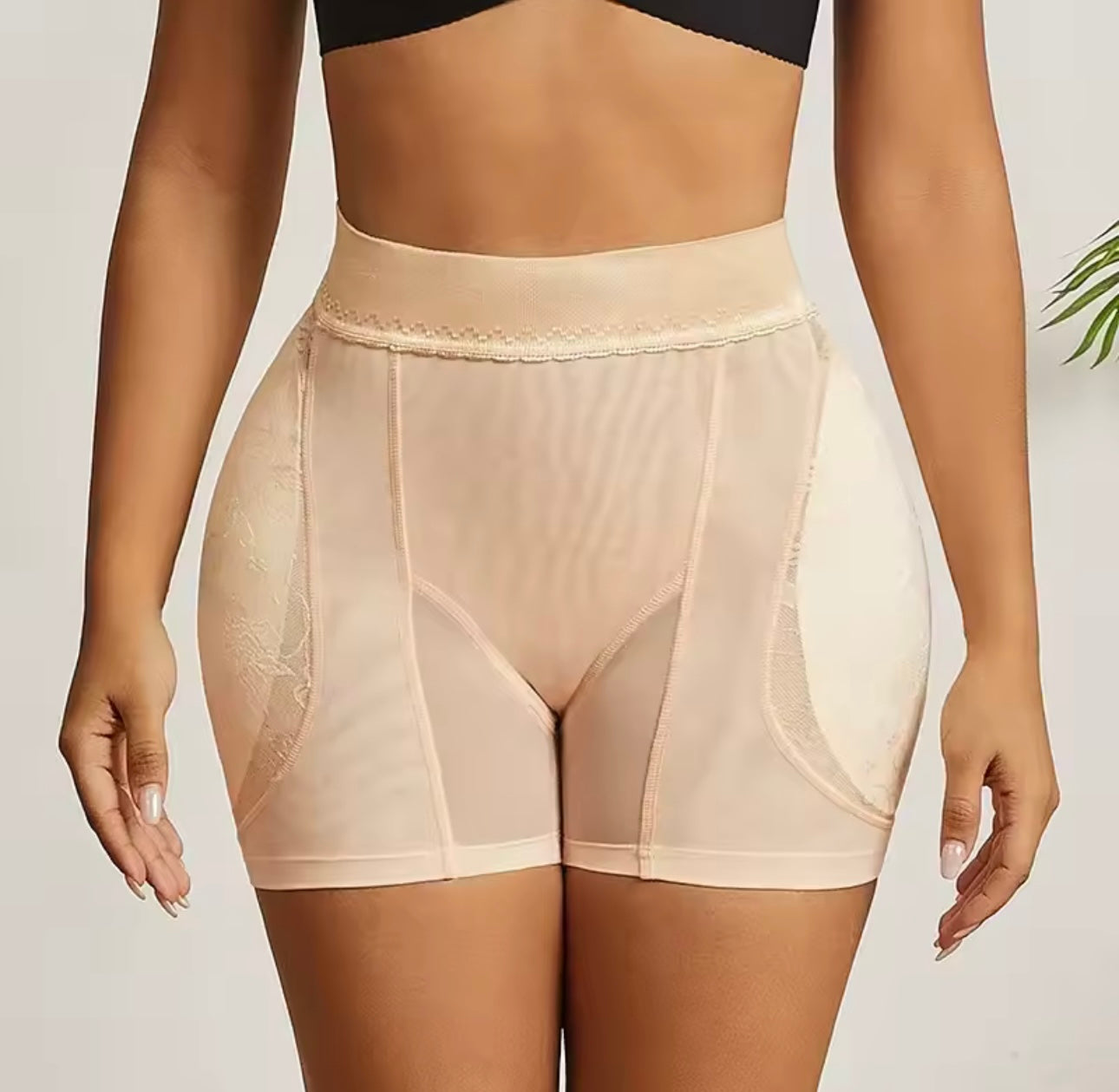 SHORT CORTO RELLENO DE CADERAS