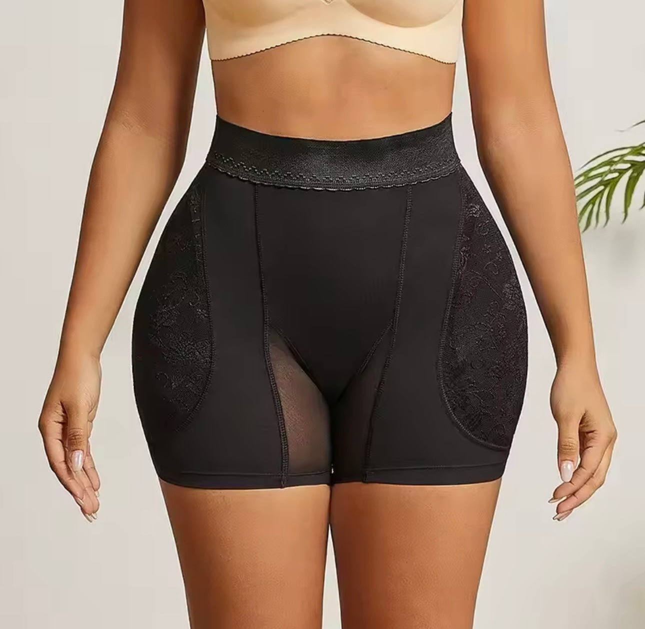 SHORT CORTO RELLENO DE CADERAS